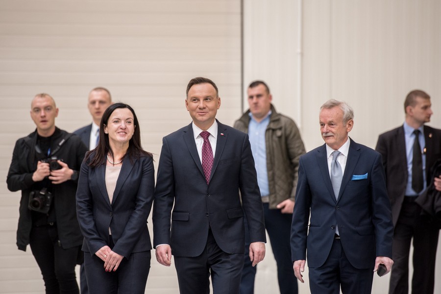 Prezydent Andrzej Duda z wizytą w fabryce TZMO we Frydrychowie, fot. Łukasz Piecyk dla UMWKP
