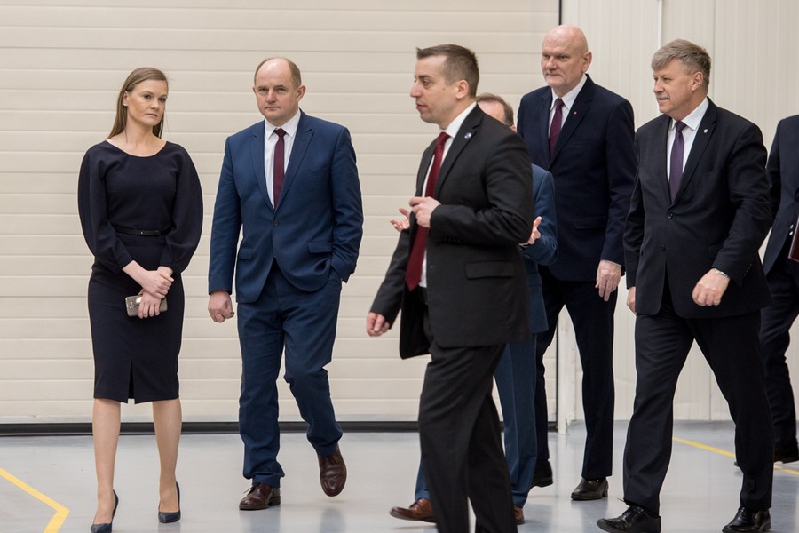 Prezydent Andrzej Duda z wizytą w fabryce TZMO we Frydrychowie, fot. Łukasz Piecyk dla UMWKP