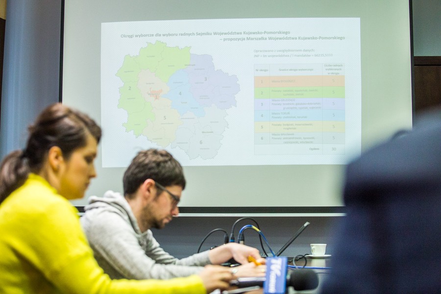 Briefing prasowy sekretarza województwa Marka Smoczyka na temat propozycji nowego podziału województwa na okręgi wyborcze do sejmiku, fot. Szymon Zdziebło/tarantoga.pl dla UMWKP