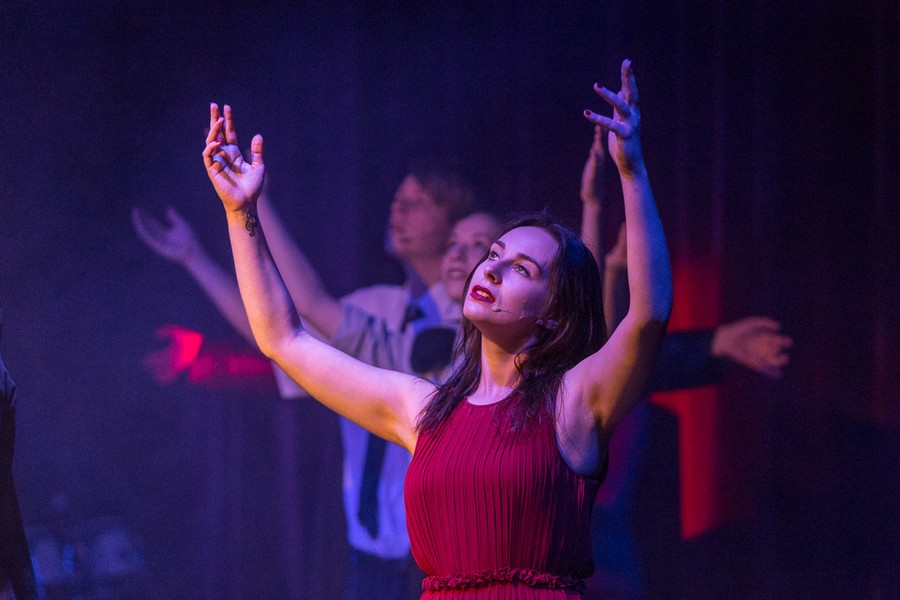 Przygrywkę zainaugurował spektakl "Rzuciłem palenie… Kocham Cię…" w wykonaniu studentów Państwowego Policealnego Studium Wokalno-Aktorskiego w Gdyni, fot. Szymon Zdziebło/tarnatoga.pl