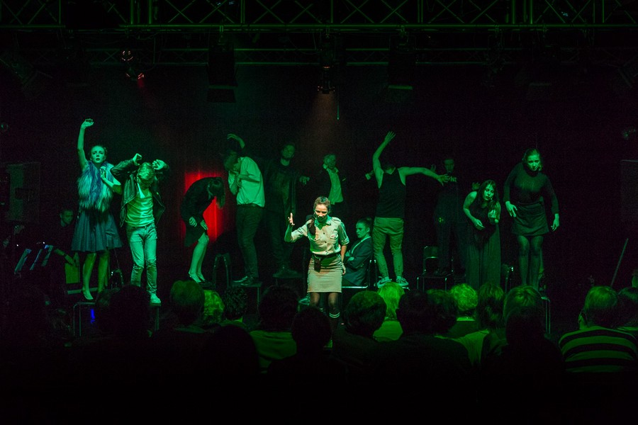 Przygrywkę zainaugurował spektakl "Rzuciłem palenie… Kocham Cię…" w wykonaniu studentów Państwowego Policealnego Studium Wokalno-Aktorskiego w Gdyni, fot. Szymon Zdziebło/tarnatoga.pl