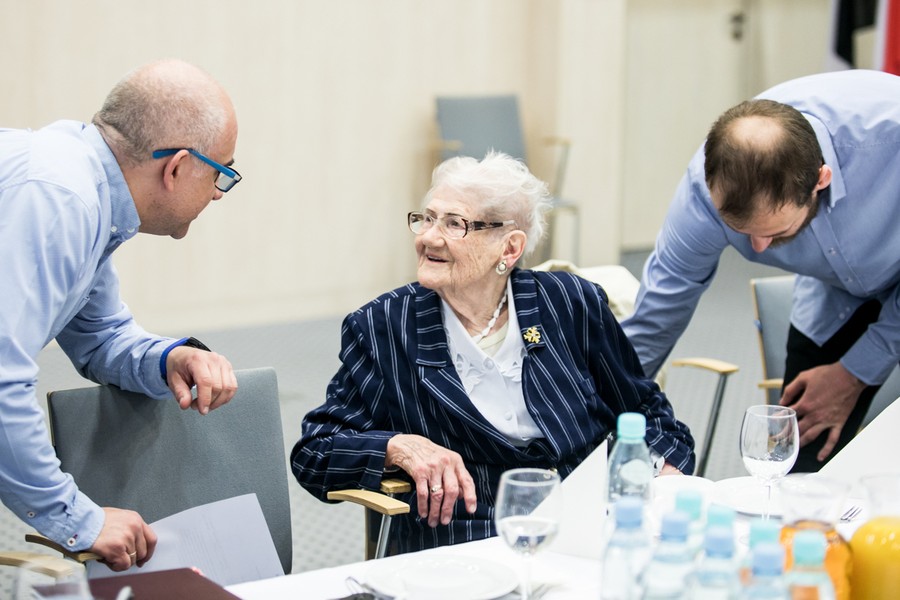 Rozmowy z honorowymi gośćmi przed rozpoczęciem sesji sejmiku województwa, fot. Andrzej Goiński