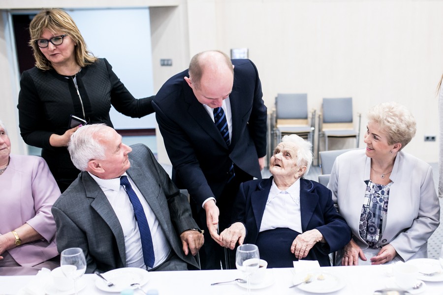 Rozmowy z honorowymi gośćmi przed rozpoczęciem sesji sejmiku województwa, fot. Andrzej Goiński