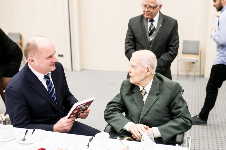 Rozmowy z honorowymi gośćmi przed rozpoczęciem sesji sejmiku województwa, fot. Andrzej Goiński