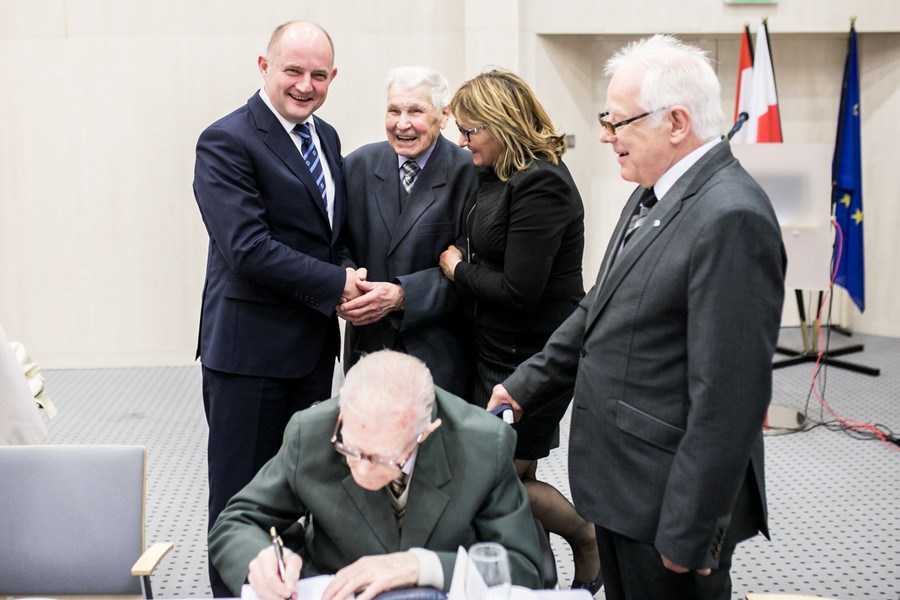 Rozmowy z honorowymi gośćmi przed rozpoczęciem sesji sejmiku województwa, fot. Andrzej Goiński