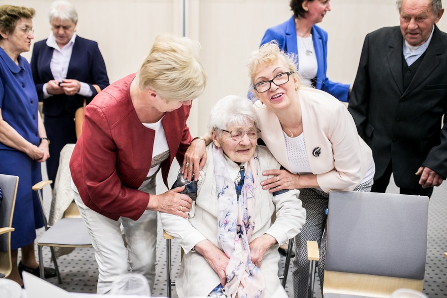 Rozmowy z honorowymi gośćmi przed rozpoczęciem sesji sejmiku województwa, fot. Andrzej Goiński