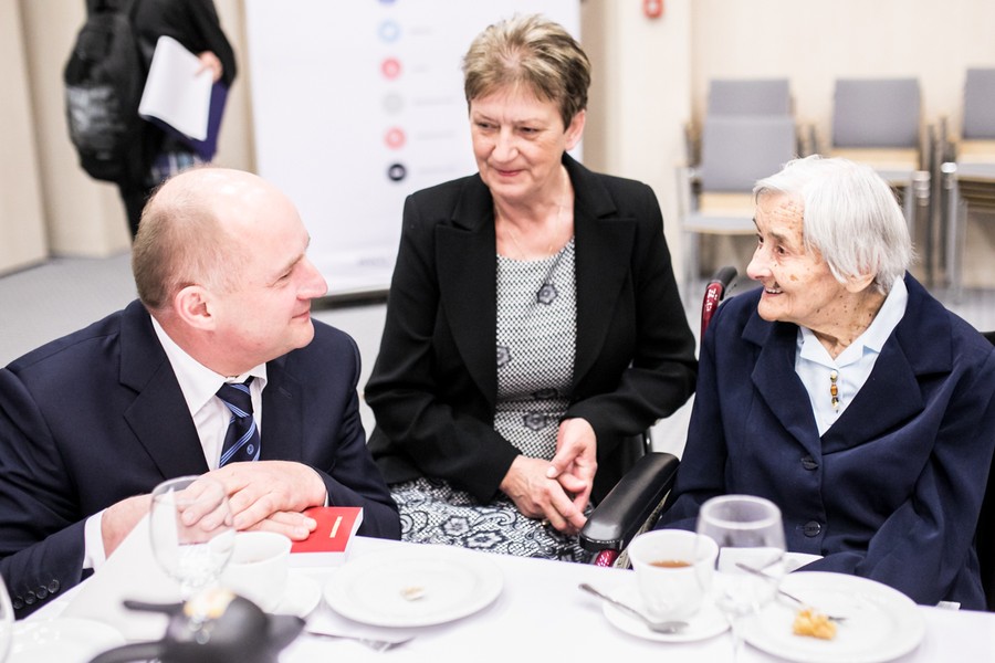 Rozmowy z honorowymi gośćmi przed rozpoczęciem sesji sejmiku województwa, fot. Andrzej Goiński