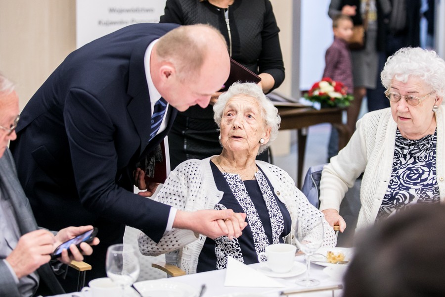 Rozmowy z honorowymi gośćmi przed rozpoczęciem sesji sejmiku województwa, fot. Andrzej Goiński