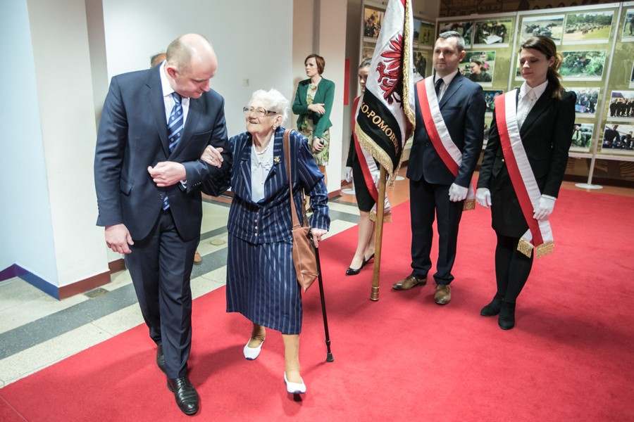 Rozmowy z honorowymi gośćmi przed rozpoczęciem sesji sejmiku województwa, fot. Andrzej Goiński