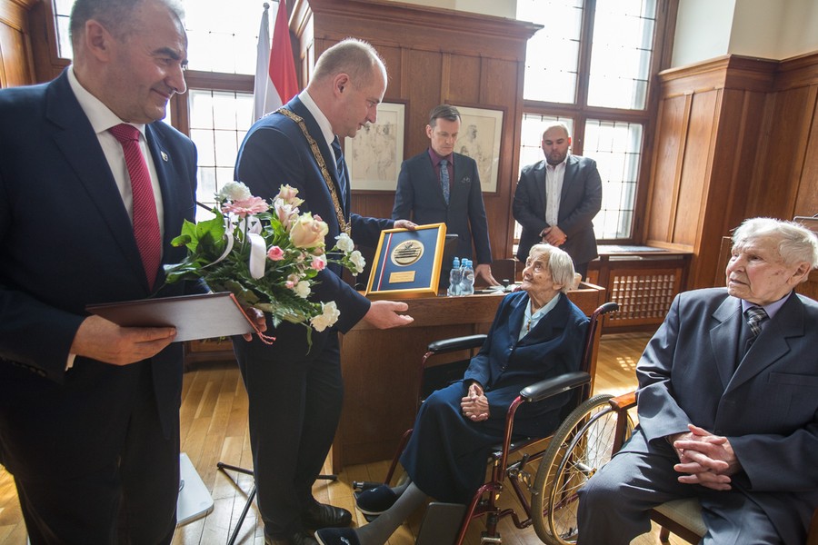 Uroczysta część sesji sejmiku województwa, fot. Szymon Zdziebło/Tarantoga.pl