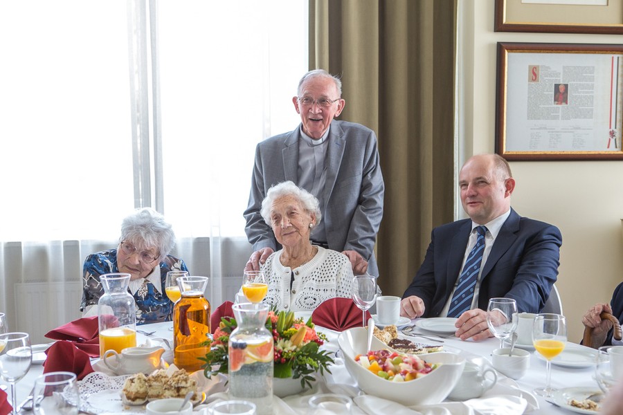 Spotkanie z honorowymi gośćmi i ich rodzinami z udziałem marszałka Piotra Całbeckiego i przewodniczącego sejmiku Ryszarda Bobera, fot. Szymon Zdziebło/Tarantoga.pl