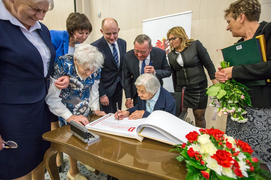 Nasi goście jako pierwsi podpisali się pod deklaracją mieszkańców województwa kujawsko-pomorskiego na stulecie niepodległości, fot. Szymon Zdziebło/Tarantoga.pl