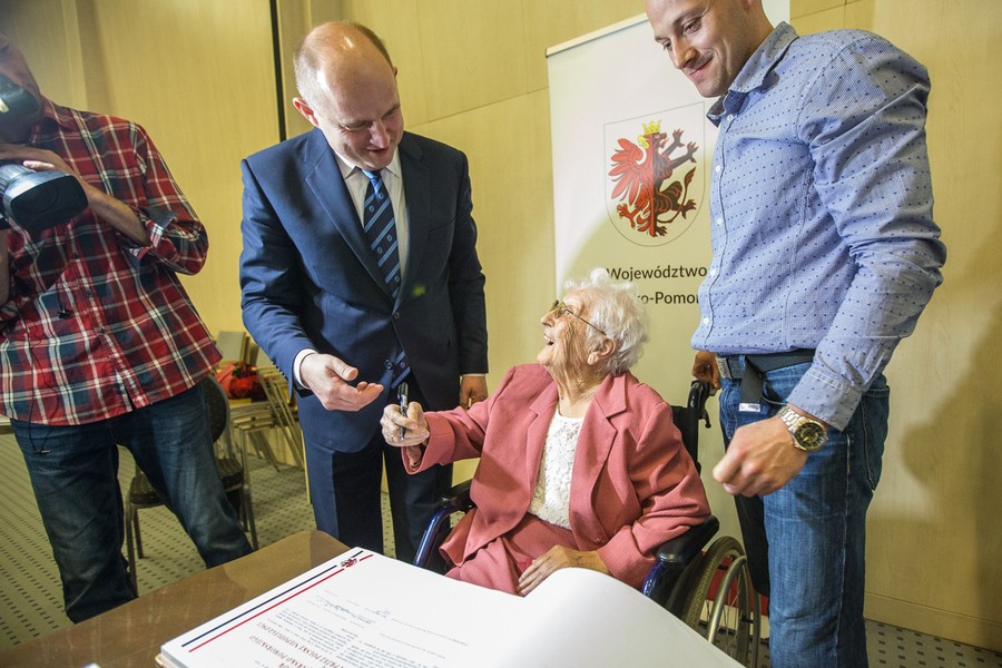 Nasi goście jako pierwsi podpisali się pod deklaracją mieszkańców województwa kujawsko-pomorskiego na stulecie niepodległości, fot. Szymon Zdziebło/Tarantoga.pl