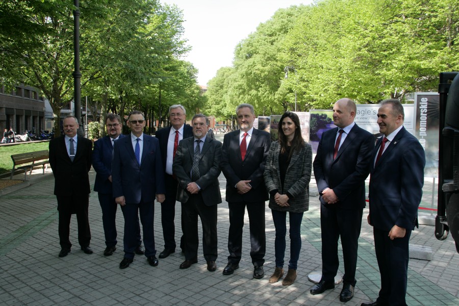 Otwarcie wystawy zdjęć Daniela Pacha „Okiem orła” na deptaku przy Paseo de Pablo Sarasate, fot. Urząd Marszałkowski