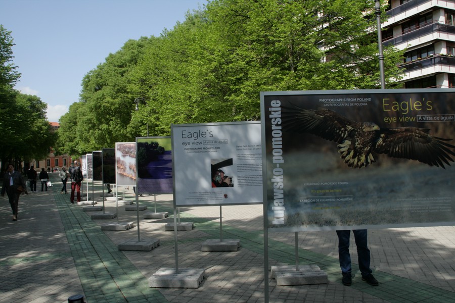 Otwarcie wystawy zdjęć Daniela Pacha „Okiem orła” na deptaku przy Paseo de Pablo Sarasate, fot. Urząd Marszałkowski