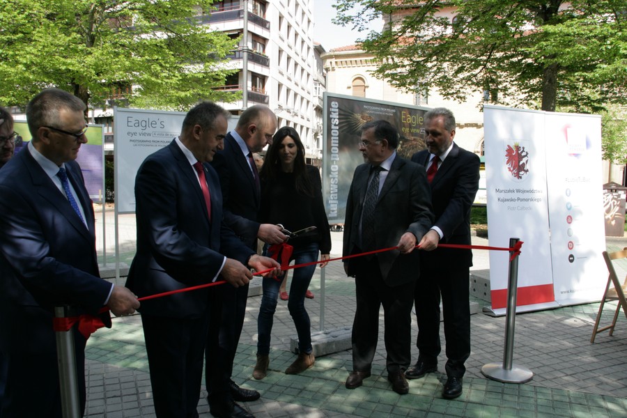 Otwarcie wystawy zdjęć Daniela Pacha „Okiem orła” na deptaku przy Paseo de Pablo Sarasate, fot. Urząd Marszałkowski