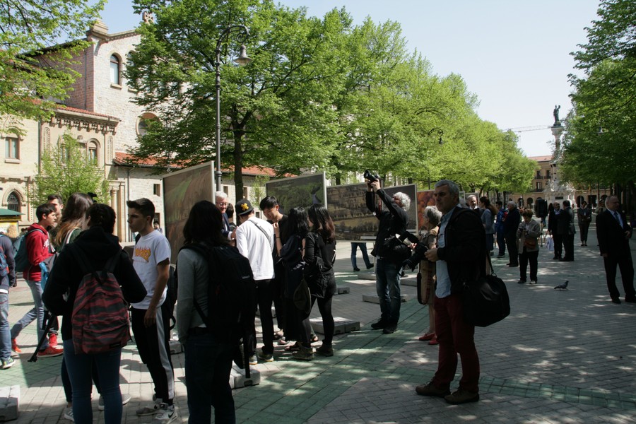 Otwarcie wystawy zdjęć Daniela Pacha „Okiem orła” na deptaku przy Paseo de Pablo Sarasate, fot. Urząd Marszałkowski