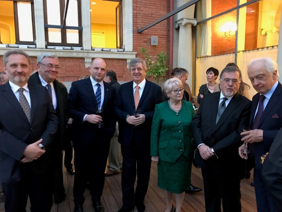 Podczas uroczystej kolacji dla przedstawicieli świata polityki, biznesu, kultury i nauki regionu Nawarra. Na zdjęciu od lewej: konsul RP Krzysztof Wielgus, radny województwa Roman Jasiakiewicz, marszałek Piotr Całbecki, Piotr Paleczny, żona maestro Wita, konsul honorowy RP Angel Tellechea oraz maestro Antoni Wit, fot. Urząd Marszałkowski