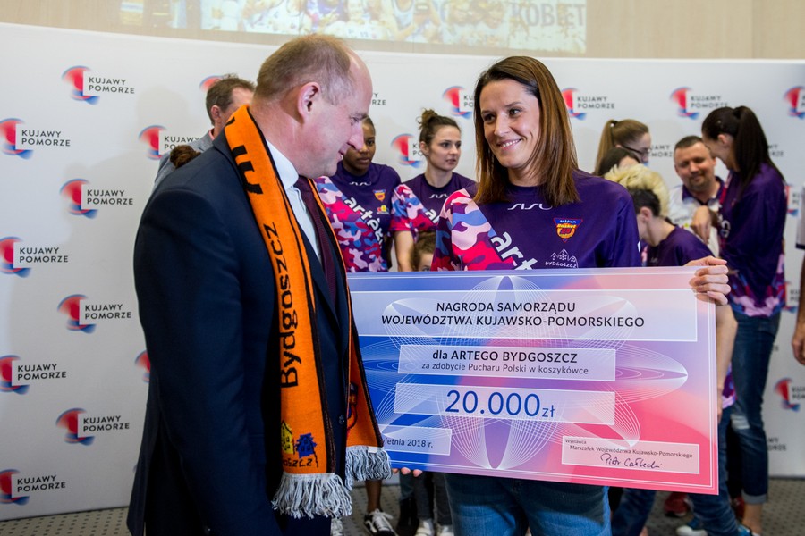 Spotkanie marszałka Piotra Całbeckiego z koszykarkami Artego Bydgoszcz i koszykarzami Polskiego Cukru Toruń, fot. Łukasz Piecyk