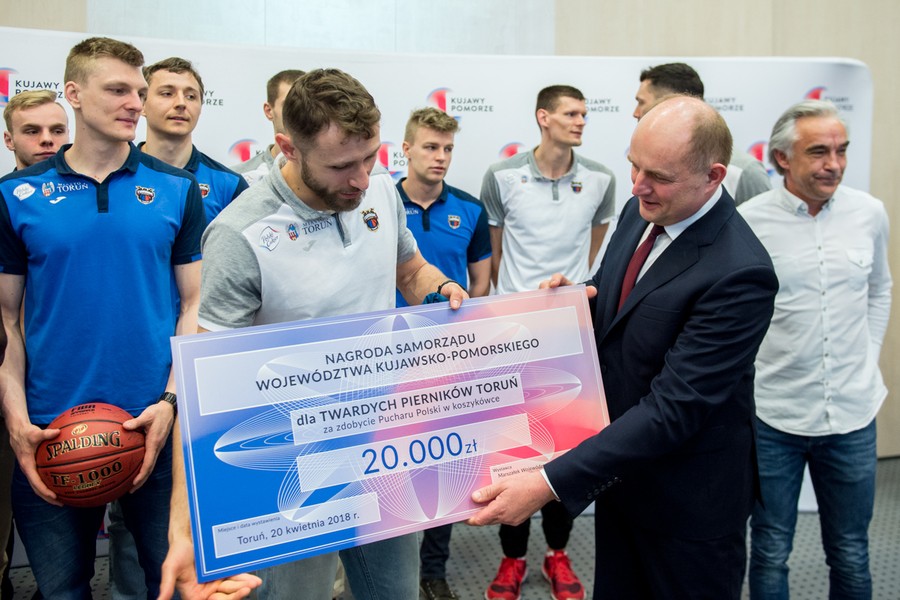 Spotkanie marszałka Piotra Całbeckiego z koszykarkami Artego Bydgoszcz i koszykarzami Polskiego Cukru Toruń, fot. Łukasz Piecyk