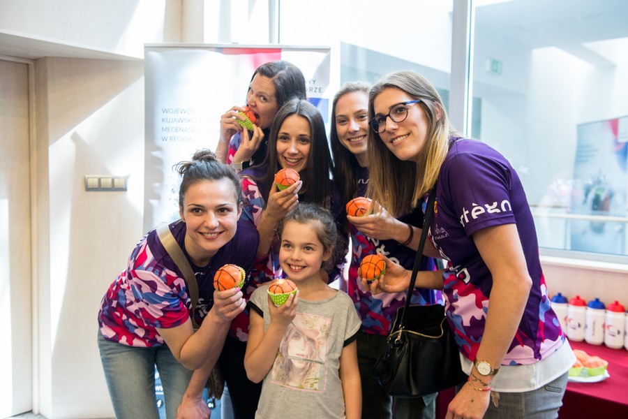 Spotkanie marszałka Piotra Całbeckiego z koszykarkami Artego Bydgoszcz i koszykarzami Polskiego Cukru Toruń, fot. Łukasz Piecyk