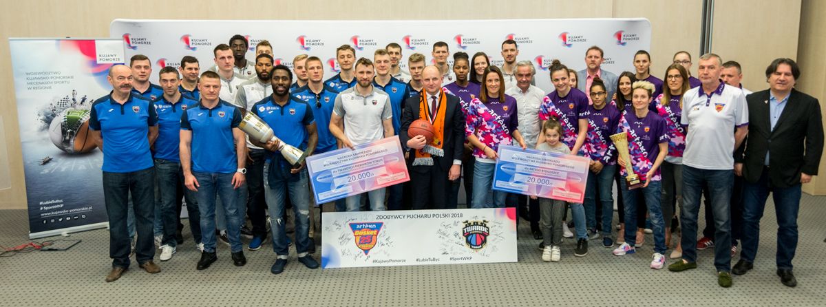 Spotkanie marszałka Piotra Całbeckiego z koszykarkami Artego Bydgoszcz i koszykarzami Polskiego Cukru Toruń, fot. Łukasz Piecyk