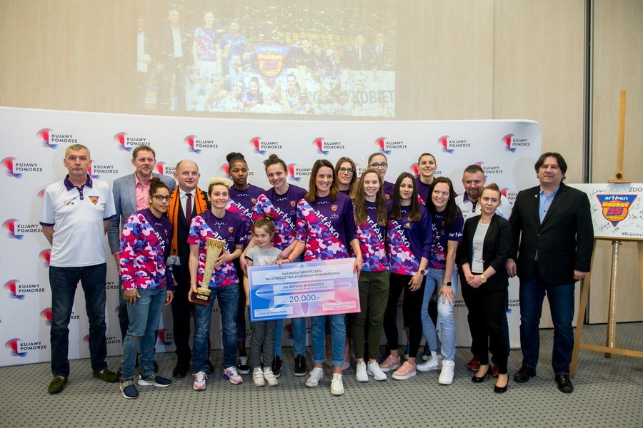 Spotkanie marszałka Piotra Całbeckiego z koszykarkami Artego Bydgoszcz i koszykarzami Polskiego Cukru Toruń, fot. Łukasz Piecyk