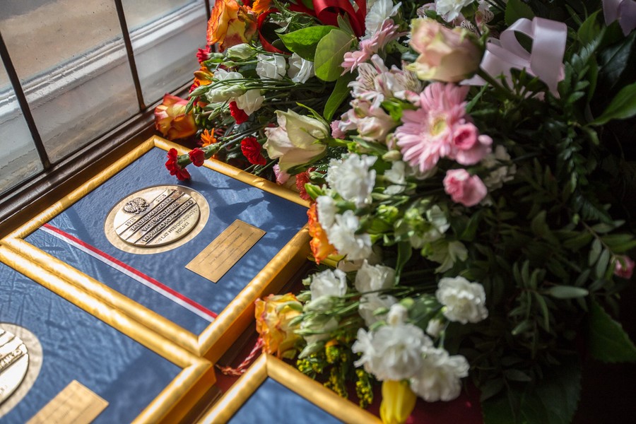 Uroczysta część sesji sejmiku, na której uhonorowano rówieśników Niepodległej, fot. Szymon Zdziebło/tarantoga.pl