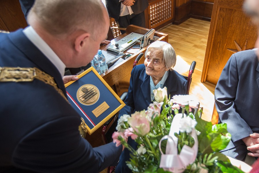Uroczysta część sesji sejmiku, na której uhonorowano rówieśników Niepodległej, fot. Szymon Zdziebło/tarantoga.pl