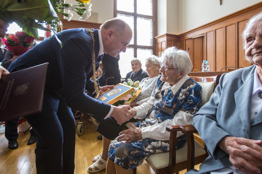 Uroczysta część sesji sejmiku, na której uhonorowano rówieśników Niepodległej, fot. Szymon Zdziebło/tarantoga.pl