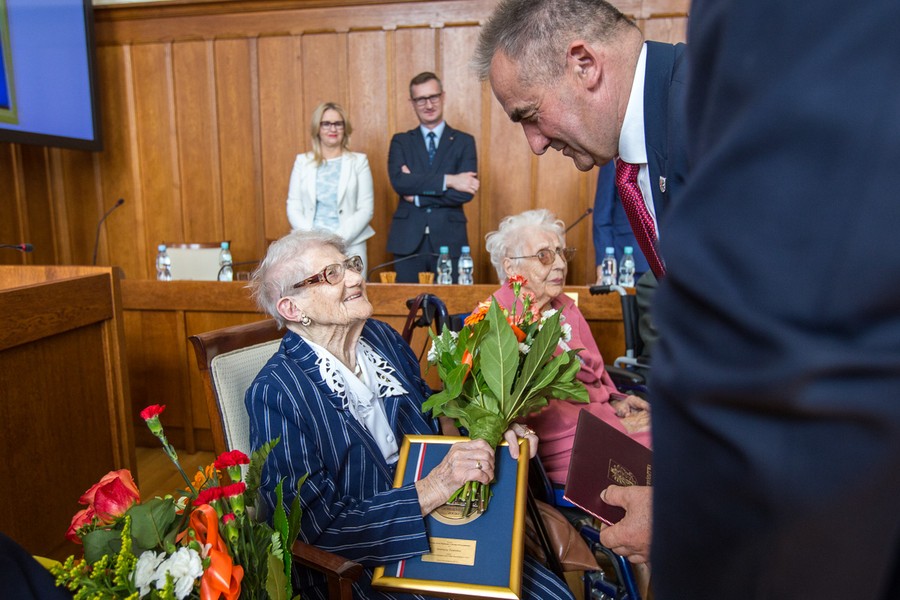 Uroczysta część sesji sejmiku, na której uhonorowano rówieśników Niepodległej, fot. Szymon Zdziebło/tarantoga.pl