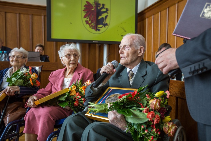 Uroczysta część sesji sejmiku, na której uhonorowano rówieśników Niepodległej, fot. Szymon Zdziebło/tarantoga.pl