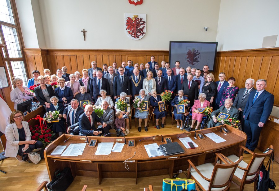Uroczysta część sesji sejmiku, na której uhonorowano rówieśników Niepodległej, fot. Szymon Zdziebło/tarantoga.pl