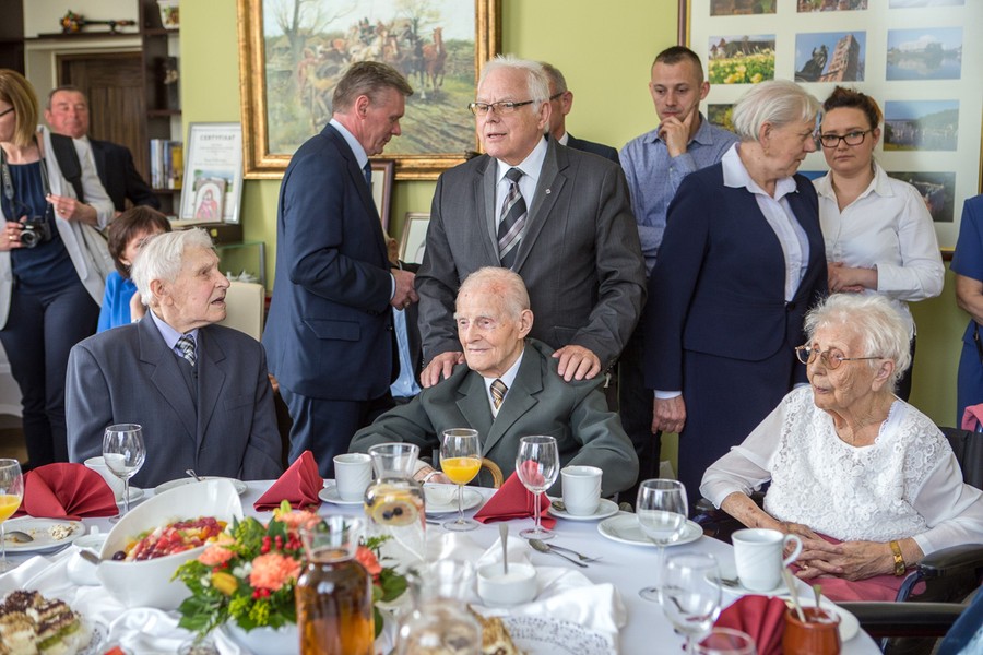 Wizyta rówieśników Niepodległej w Urzędzie Marszałkowskim, fot. Szymon Zdziebło/tarantoga.pl