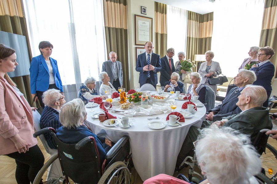 Wizyta rówieśników Niepodległej w Urzędzie Marszałkowskim, fot. Szymon Zdziebło/tarantoga.pl