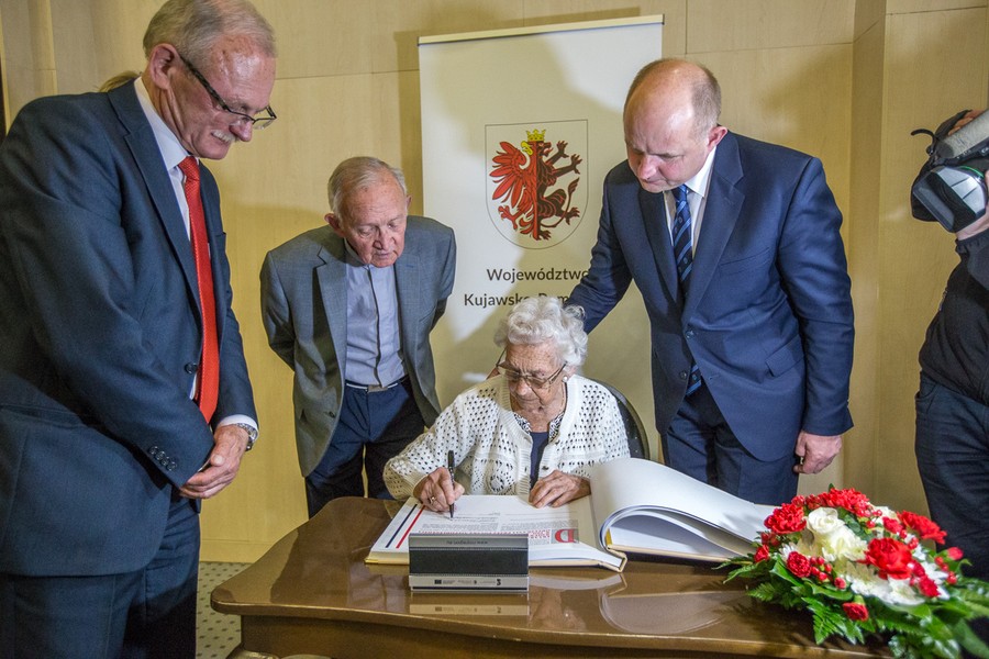 Wizyta rówieśników Niepodległej w Urzędzie Marszałkowskim, fot. Szymon Zdziebło/tarantoga.pl