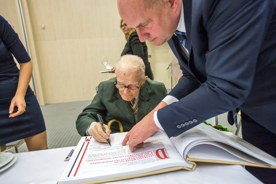 Wizyta rówieśników Niepodległej w Urzędzie Marszałkowskim, fot. Szymon Zdziebło/tarantoga.pl