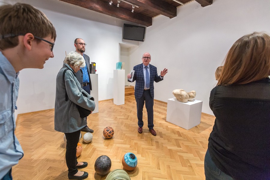 Prace rzeźbiarskie studentów Pracowni Ceramiki Wydziału Sztuk Pięknych UMK w Galerii i Ośrodku Plastycznej Twórczości Dziecka w Toruniu, fot. Szymon Zdziebło/tarantoga.pl