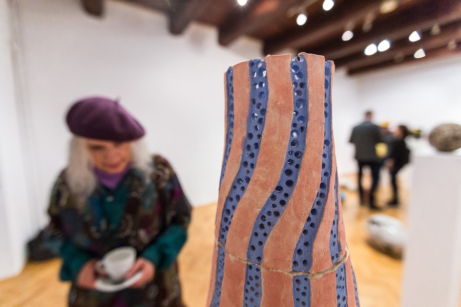 Prace rzeźbiarskie studentów Pracowni Ceramiki Wydziału Sztuk Pięknych UMK w Galerii i Ośrodku Plastycznej Twórczości Dziecka w Toruniu, fot. Szymon Zdziebło/tarantoga.pl