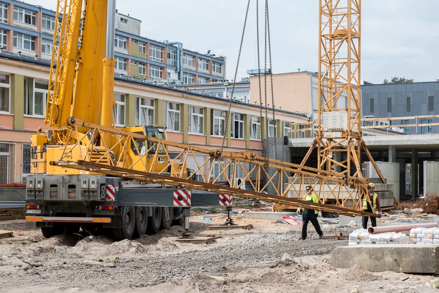 Demontaż żurawia wieżowego na budowie Wojewódzkiego Szpitala Zespolonego w Toruniu, fot. Łukasz Piecyk