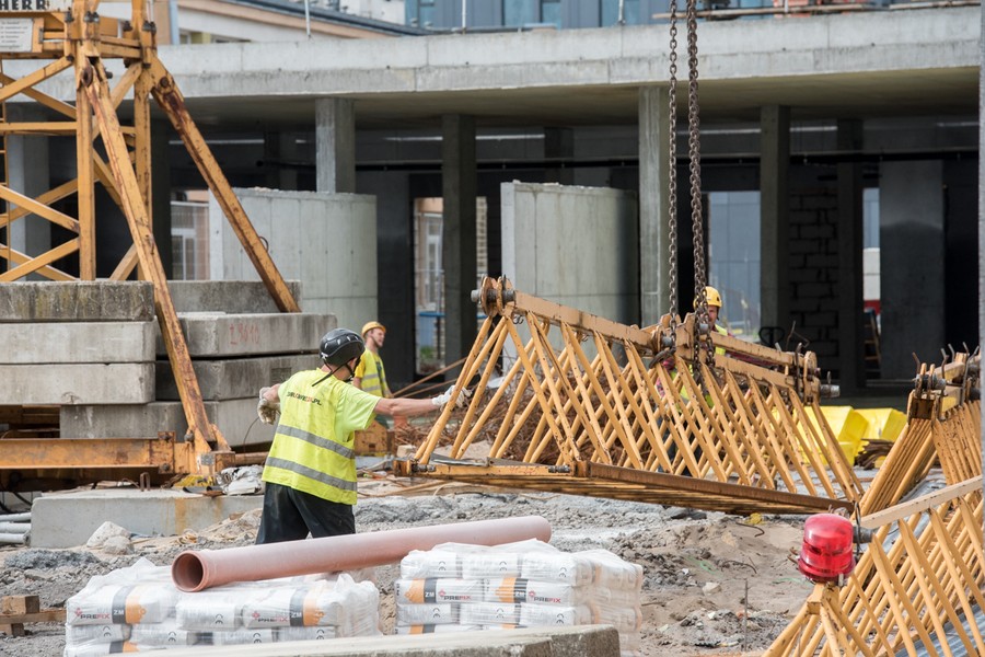 Demontaż żurawia wieżowego na budowie Wojewódzkiego Szpitala Zespolonego w Toruniu, fot. Łukasz Piecyk