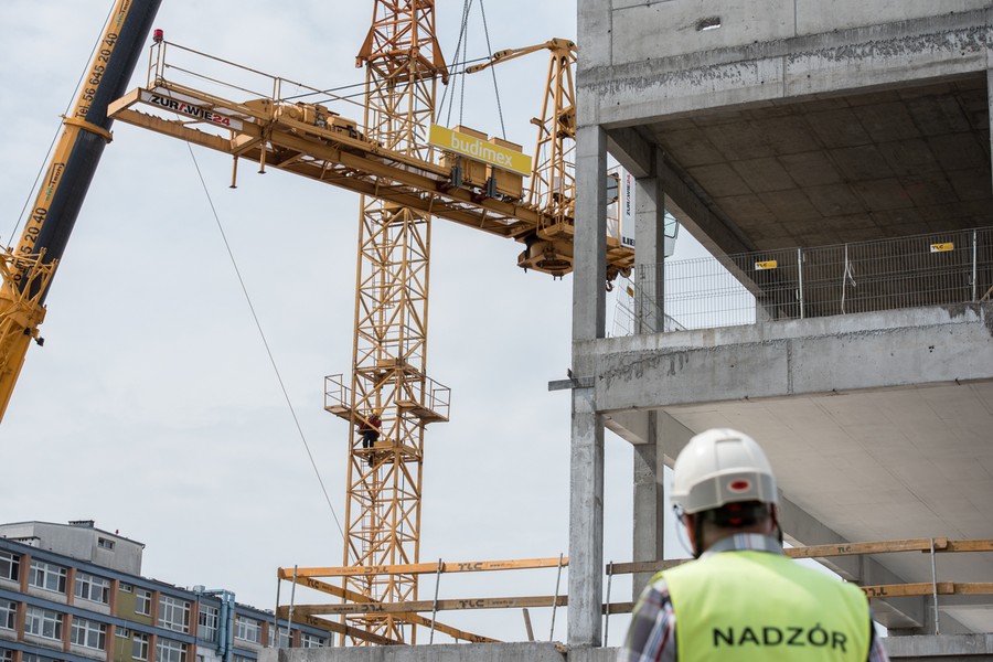 Demontaż żurawia wieżowego na budowie Wojewódzkiego Szpitala Zespolonego w Toruniu, fot. Łukasz Piecyk
