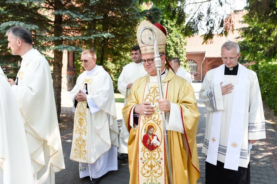 Uroczystości związane z odsłonięciem pomnika matki Karłowskiej w Jabłonowie Pomorskim, fot. Łukasz Piecyk dla UMWKP