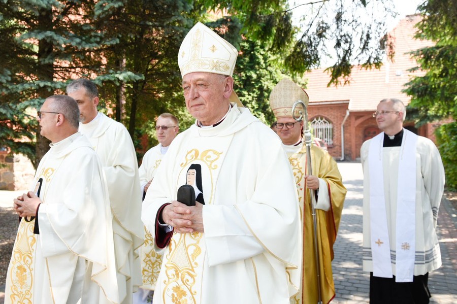 Uroczystości związane z odsłonięciem pomnika matki Karłowskiej w Jabłonowie Pomorskim, fot. Łukasz Piecyk dla UMWKP
