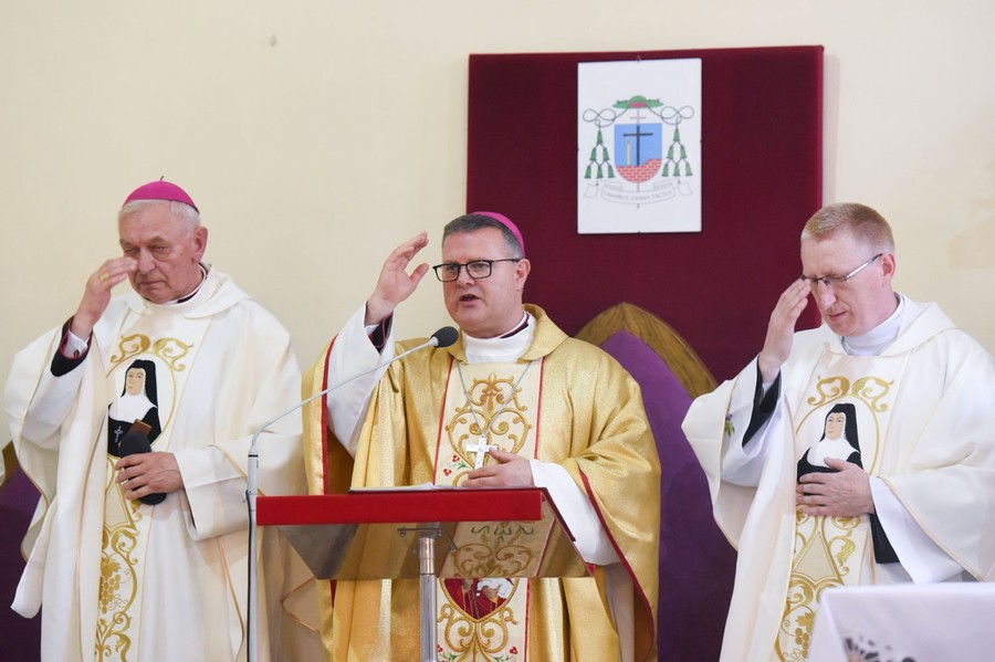 Uroczystości związane z odsłonięciem pomnika matki Karłowskiej w Jabłonowie Pomorskim, fot. Łukasz Piecyk dla UMWKP