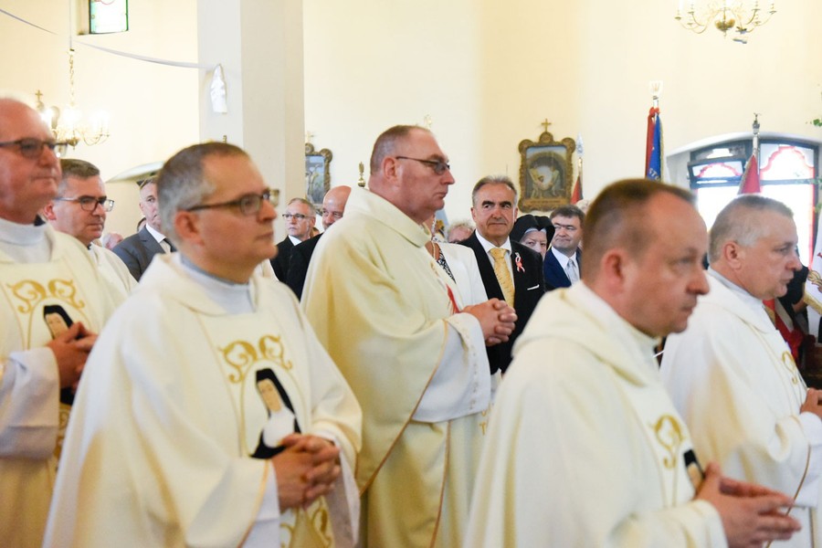 Uroczystości związane z odsłonięciem pomnika matki Karłowskiej w Jabłonowie Pomorskim, fot. Łukasz Piecyk dla UMWKP