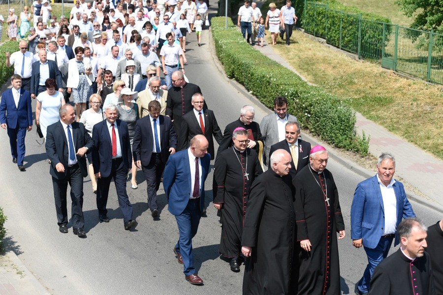 Uroczystości związane z odsłonięciem pomnika matki Karłowskiej w Jabłonowie Pomorskim, fot. Łukasz Piecyk dla UMWKP