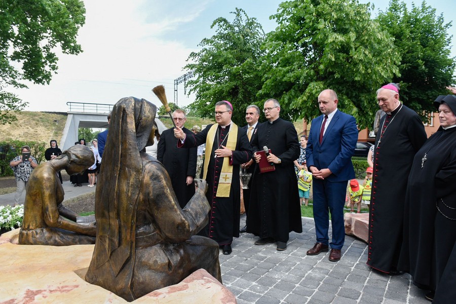 Ceremonia odsłonięcia pomnika matki Marii Karłowskiej w Jabłonowie, fot. Łukasz Piecyk dla UMWKP