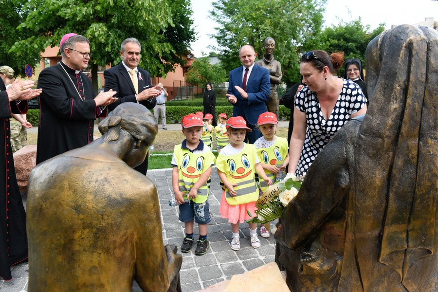 Ceremonia odsłonięcia pomnika matki Marii Karłowskiej w Jabłonowie, fot. Łukasz Piecyk dla UMWKP
