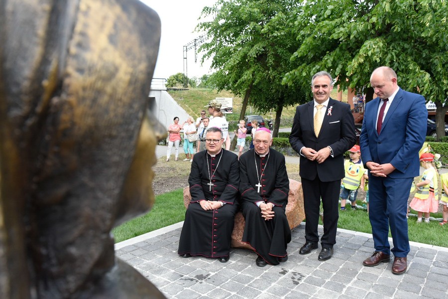 Ceremonia odsłonięcia pomnika matki Marii Karłowskiej w Jabłonowie, fot. Łukasz Piecyk dla UMWKP